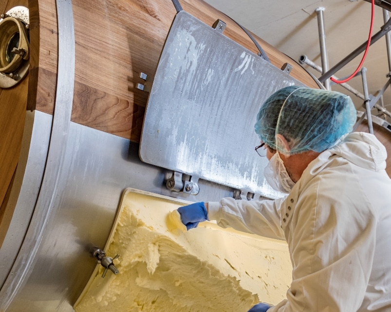 Maîtres-beurriers supervisant chaque étape de la fabrication du beurre professionnel Échiré